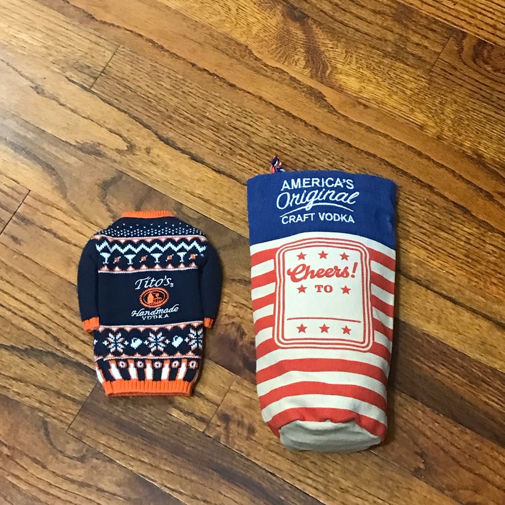 Tito’s Vodka Handmade Gift Bag & Sweater
America’s Original Craft Vodka
Made USA